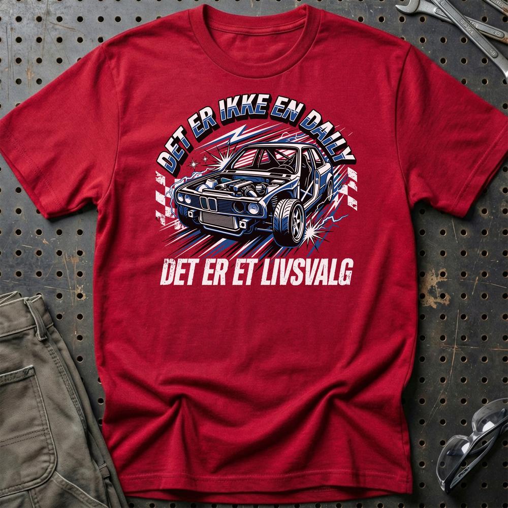 Det Er Ikke En Daily, Det Er Et Livsvalg T-Shirt-Beklædning-Garage Culture-Rød-S-Garage Culture Shop- garage - man cave - merchandise