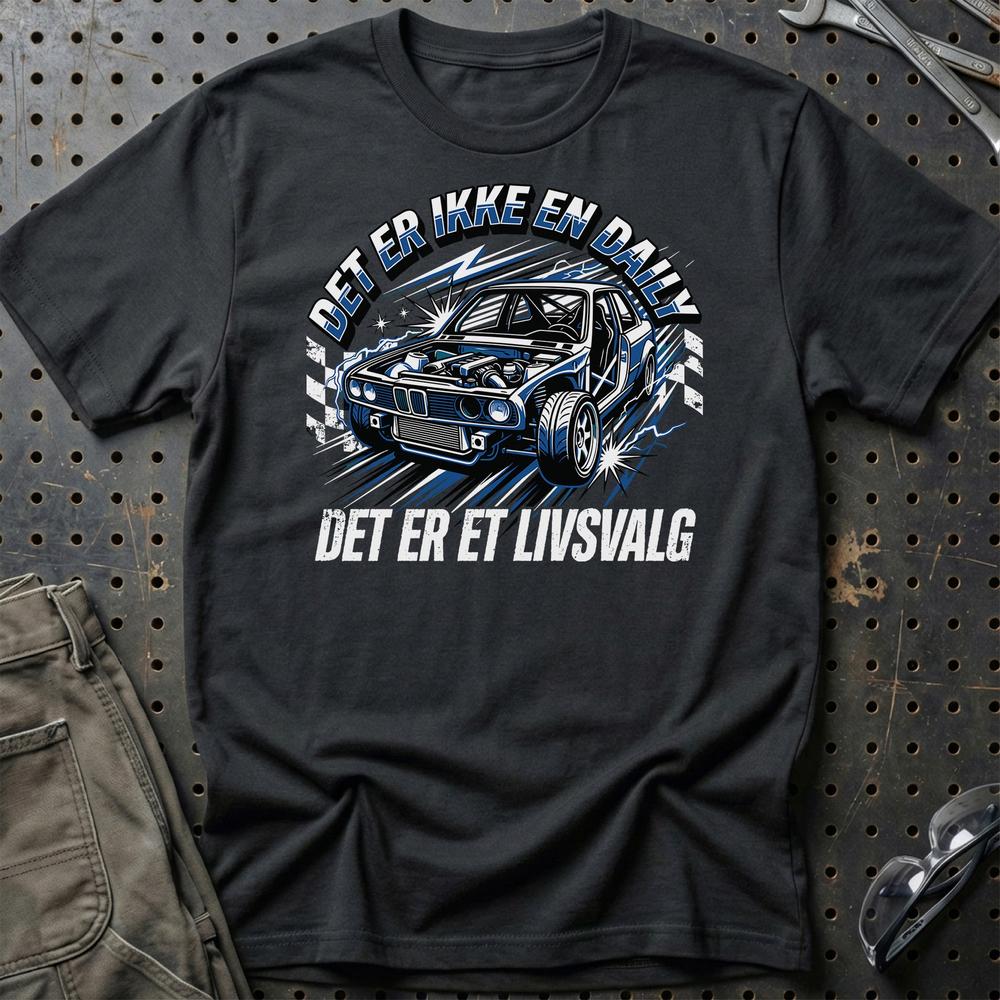 Det Er Ikke En Daily, Det Er Et Livsvalg T-Shirt-Beklædning-Garage Culture-Sort-S-Garage Culture Shop- garage - man cave - merchandise