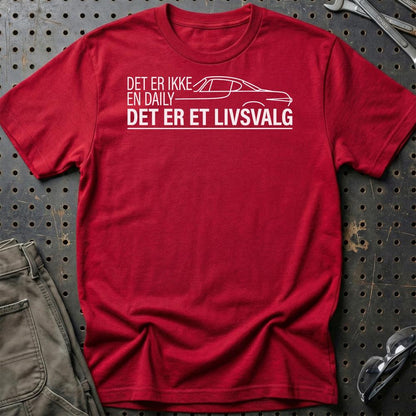 Det Er Ikke En Daily, Det Er Et Livsvalg - Unisex T-Shirt , Bomuld-Beklædning-Garage Culture-Rød-S-Garage Culture Shop- garage - man cave - merchandise