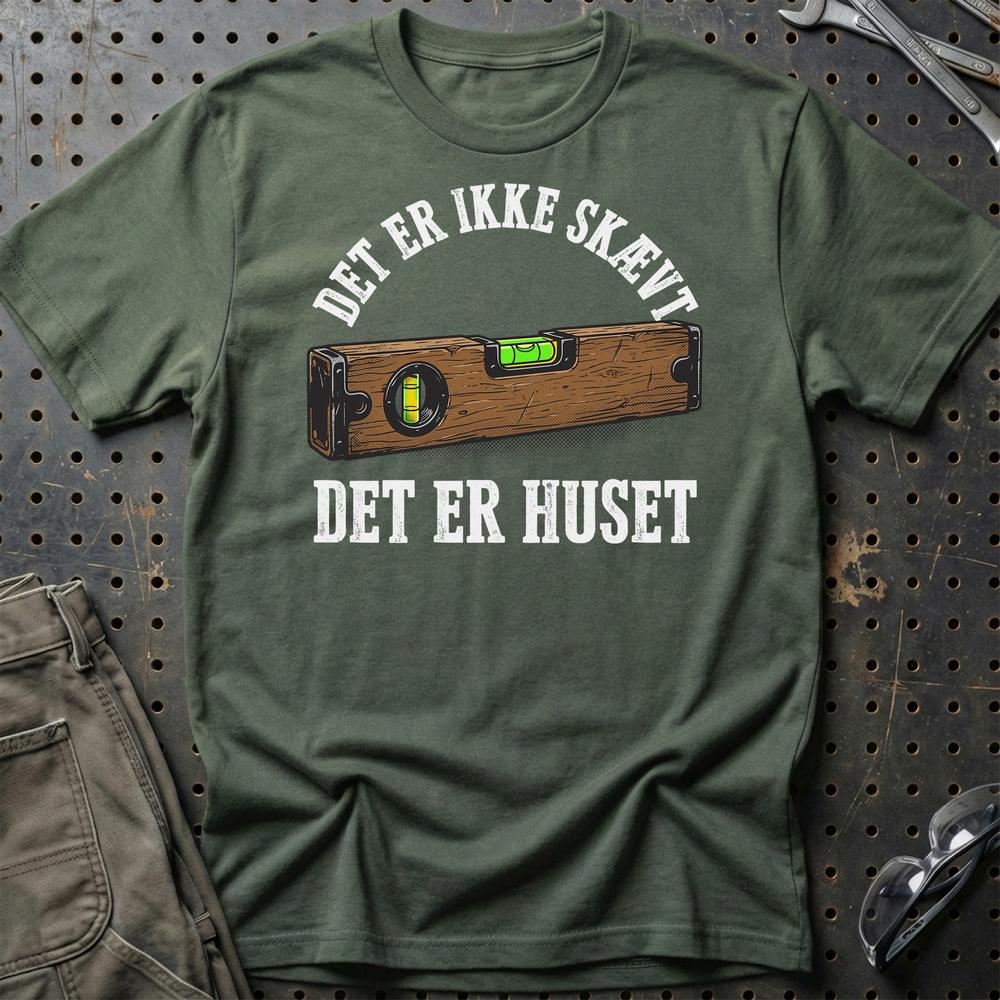 Det Er Ikke Skævt Det Er Huset - Tømrer T-Shirt-Beklædning-Garage Culture-Grøn Militær-S-Garage Culture Shop- garage - man cave - merchandise