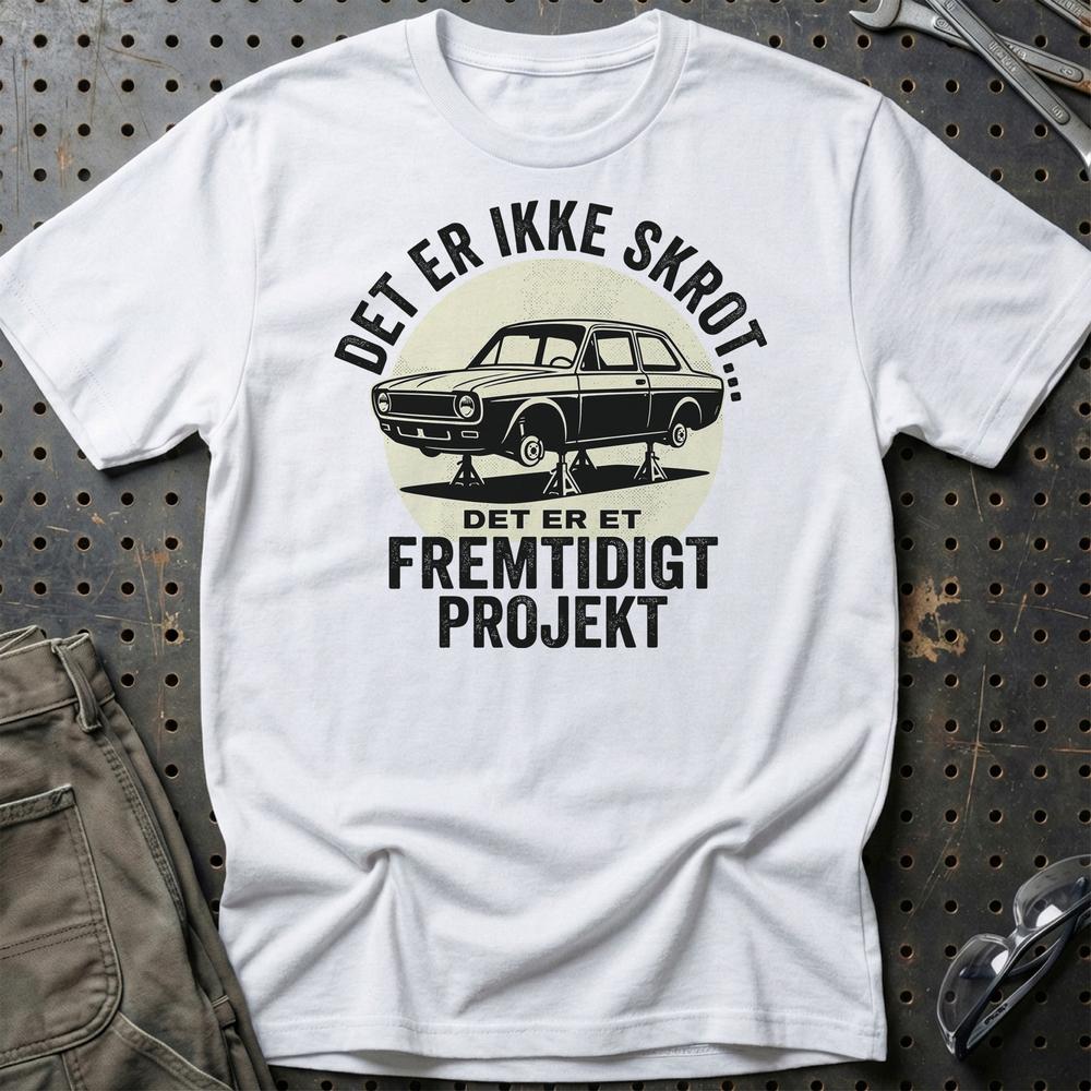 Det Er Ikke Skrot - Det Er Et Fremtidigt Projekt T-Shirt-Beklædning-Garage Culture-Hvid-S-Garage Culture Shop- garage - man cave - merchandise
