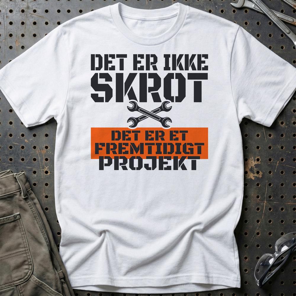 Det Er Ikke Skrot – Det Er Et Fremtidigt Projekt - Unisex T-Shirt , Bomuld-Beklædning-Garage Culture-Hvid-S-Garage Culture Shop- garage - man cave - merchandise