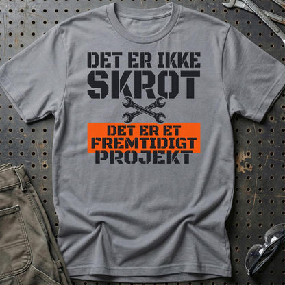 Det Er Ikke Skrot – Det Er Et Fremtidigt Projekt - Unisex T-Shirt , Bomuld-Beklædning-Garage Culture-Grå Sport-S-Garage Culture Shop- garage - man cave - merchandise