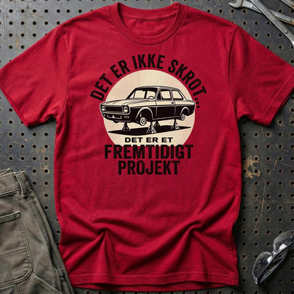 Det Er Ikke Skrot – Det Er Et Fremtidigt Projekt - Unisex T-Shirt , Bomuld-Beklædning-Garage Culture-Rød-S-Garage Culture Shop- garage - man cave - merchandise