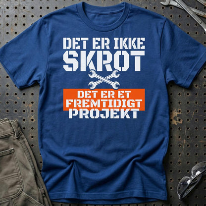 Det Er Ikke Skrot – Det Er Et Fremtidigt Projekt - Unisex T-Shirt , Bomuld-Beklædning-Garage Culture-Blå Royal-S-Garage Culture Shop- garage - man cave - merchandise