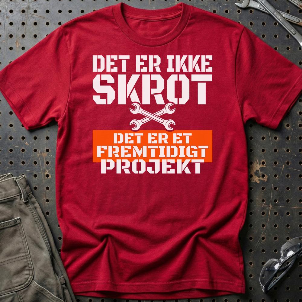 Det Er Ikke Skrot – Det Er Et Fremtidigt Projekt - Unisex T-Shirt , Bomuld-Beklædning-Garage Culture-Rød-S-Garage Culture Shop- garage - man cave - merchandise
