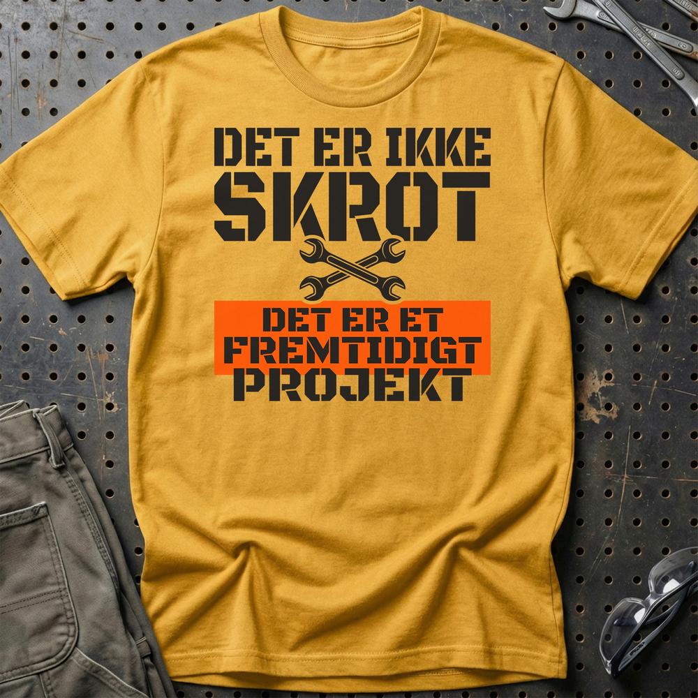Det Er Ikke Skrot – Det Er Et Fremtidigt Projekt - Unisex T-Shirt , Bomuld-Beklædning-Garage Culture-Guld-S-Garage Culture Shop- garage - man cave - merchandise