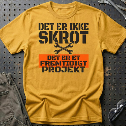 Det Er Ikke Skrot – Det Er Et Fremtidigt Projekt - Unisex T-Shirt , Bomuld-Beklædning-Garage Culture-Guld-S-Garage Culture Shop- garage - man cave - merchandise