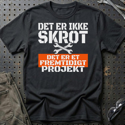 Det Er Ikke Skrot – Det Er Et Fremtidigt Projekt - Unisex T-Shirt , Bomuld-Beklædning-Garage Culture-Sort-S-Garage Culture Shop- garage - man cave - merchandise