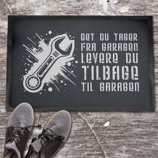 Det du tager fra garagen, levere du tilbage til garagen - Dørmåtte-Dørmåtte-Funny Garage-Garage Culture Shop- garage - man cave - merchandise