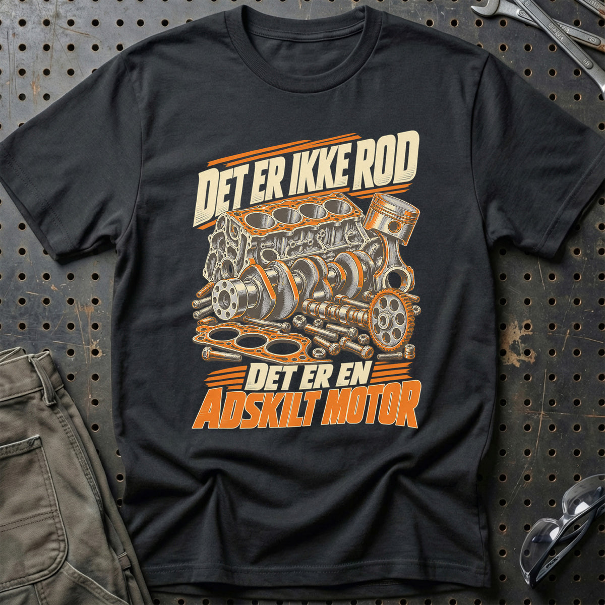 
Det er ikke rod – Det er en adskilt motor – Unisex T-Shirt – Sort