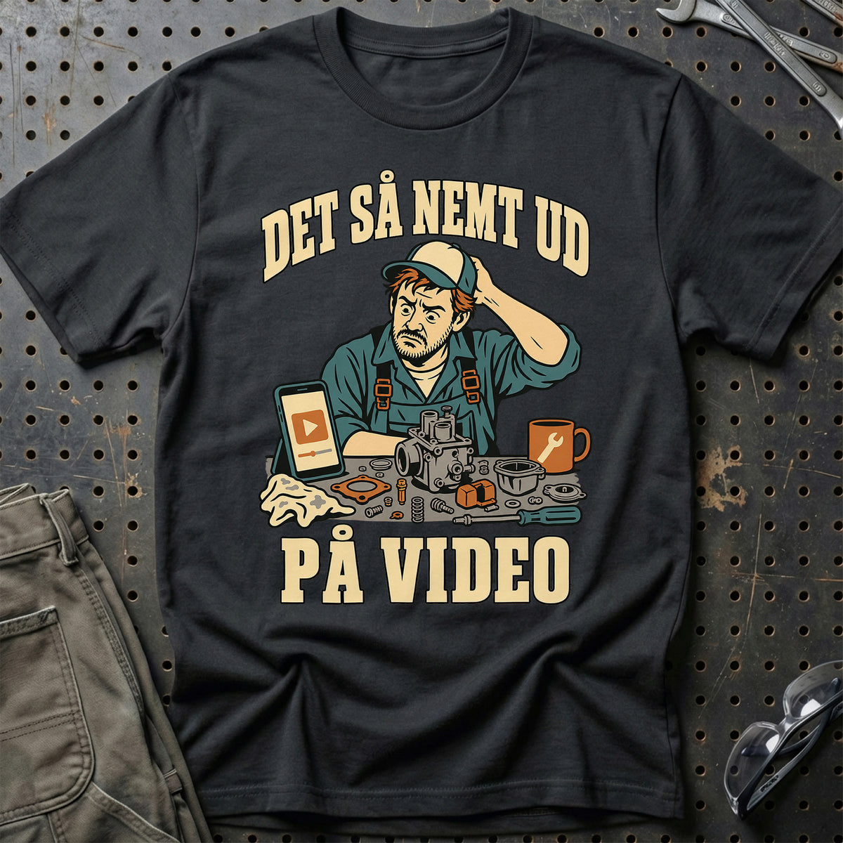 
Det så nemt ud – På video T-Shirt – Sort
