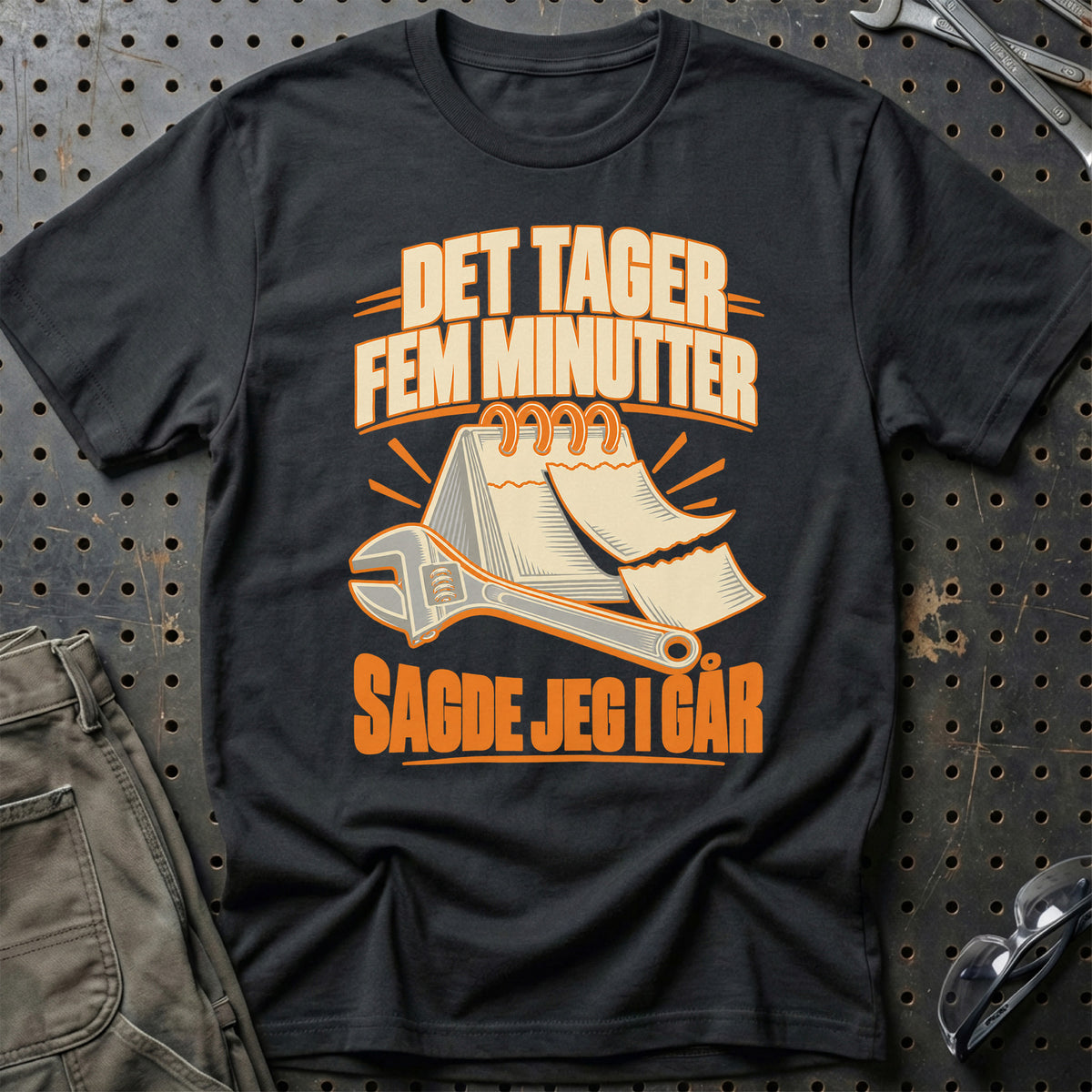 
Det tager fem minutter – Sagde jeg i går – Unisex T-Shirt – Sort