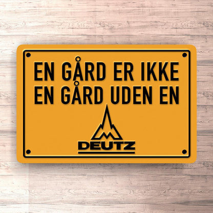 Deutz En Gård Er Ikke En Gård Uden En Deutz Skilte, Musemåtte, Dørmåtte-Skilte-Deutz-Garage Culture Shop- garage - man cave - merchandise