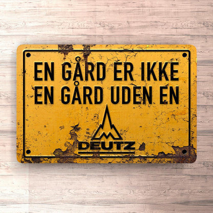 Deutz En Gård Er Ikke En Gård Uden En Deutz Skilte, Musemåtte, Dørmåtte-Skilte-Deutz-Garage Culture Shop- garage - man cave - merchandise