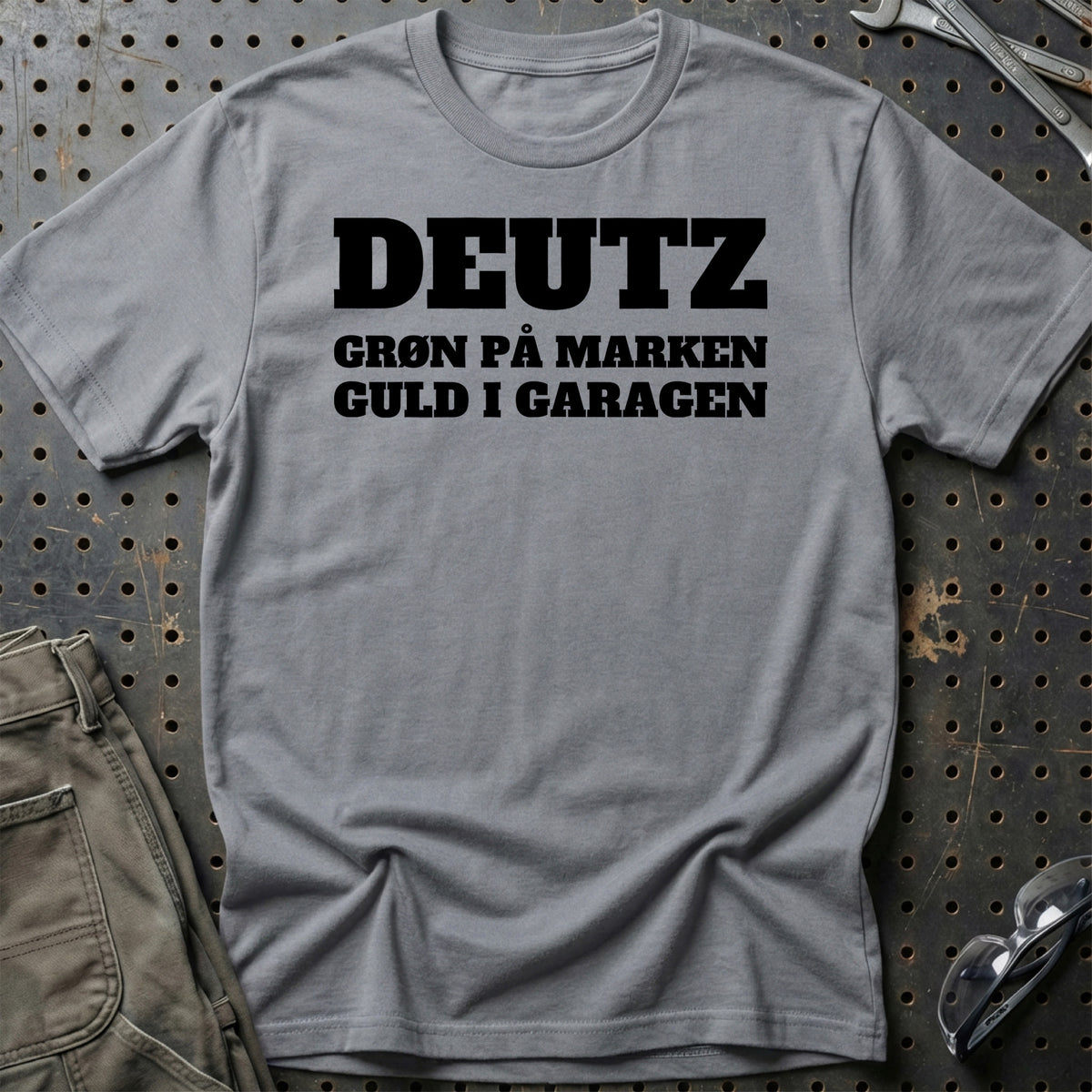 
Produktbillede af Deutz – Grøn På Marken – Guld I Garagen T-Shirt