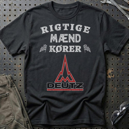 Deutz Rigtige Mænd Kører - Unisex T-Shirt , Bomuld-Beklædning-Deutz-Sort-S-Garage Culture Shop- garage - man cave - merchandise