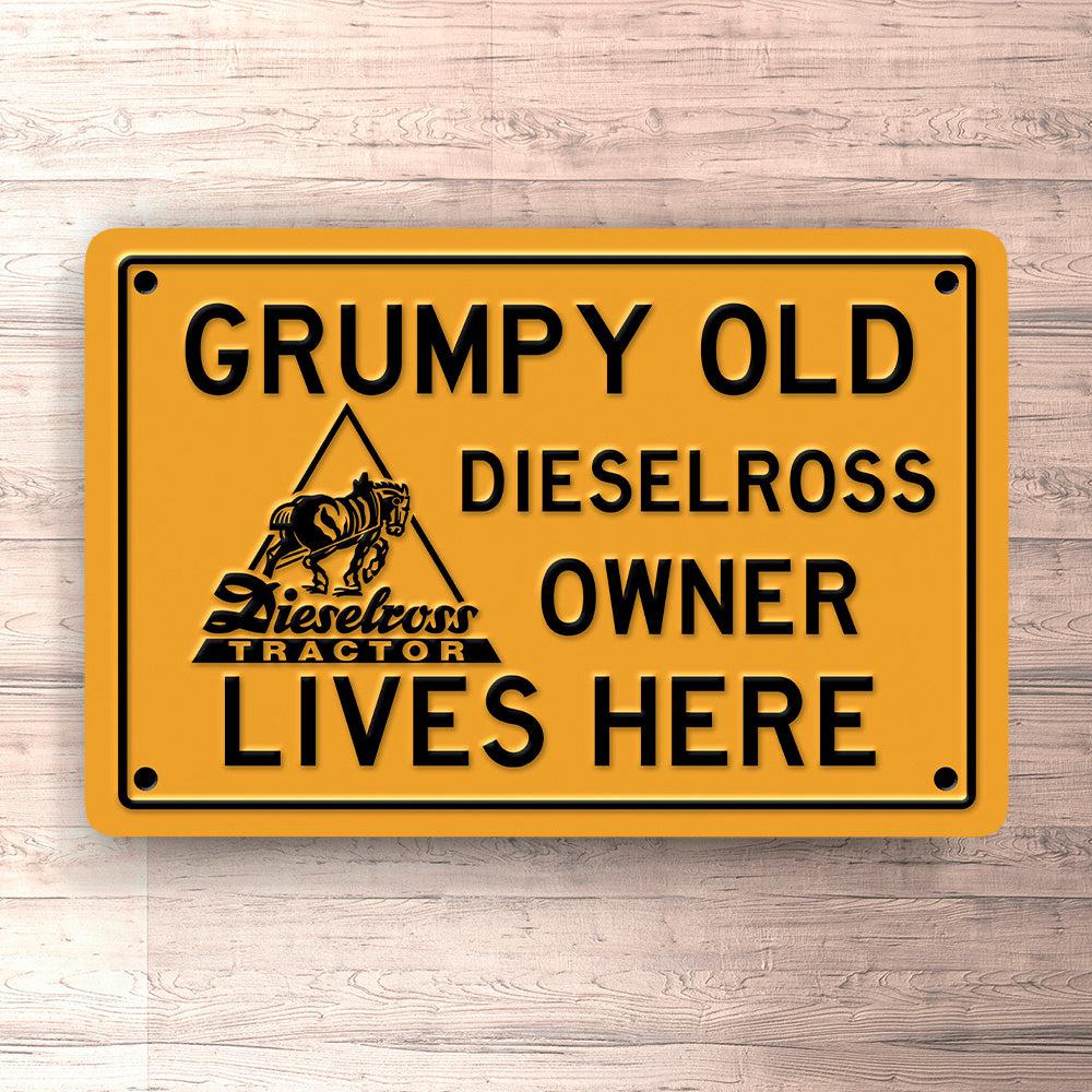 Dieselross Grumpy Old Owner Lives Here Skilte, Musemåtte, Dørmåtte-Skilte-Dieselross-Garage Culture Shop- garage - man cave - merchandise