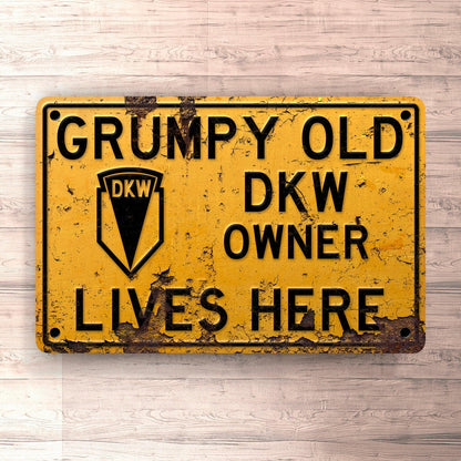 Dkw Grumpy Old Dkwowner Lives Here Skilte, Musemåtte, Dørmåtte , Plakat-Skilte-DKW-Garage Culture Shop- garage - man cave - merchandise