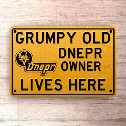 Dnepr Grumpy Old Dnepr Owner Lives Here Skilte, Musemåtte, Dørmåtte , Plakat-Skilte-Dnepr-Garage Culture Shop- garage - man cave - merchandise