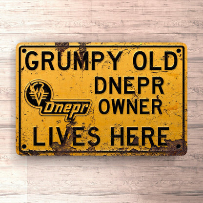 Dnepr Grumpy Old Dnepr Owner Lives Here Skilte, Musemåtte, Dørmåtte , Plakat-Skilte-Dnepr-Garage Culture Shop- garage - man cave - merchandise