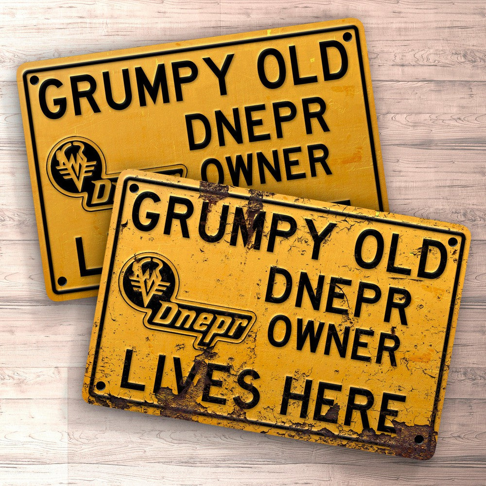 Dnepr Grumpy Old Dnepr Owner Lives Here Skilte, Musemåtte, Dørmåtte , Plakat-Skilte-Dnepr-Garage Culture Shop- garage - man cave - merchandise