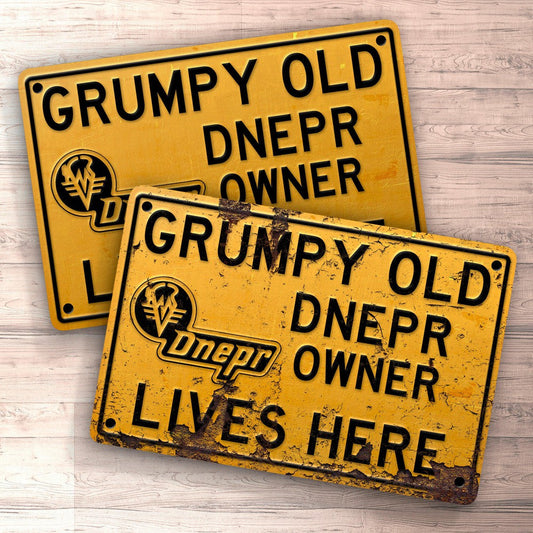 Dnepr Grumpy Old Dnepr Owner Lives Here Skilte, Musemåtte, Dørmåtte , Plakat-Skilte-Dnepr-Garage Culture Shop- garage - man cave - merchandise