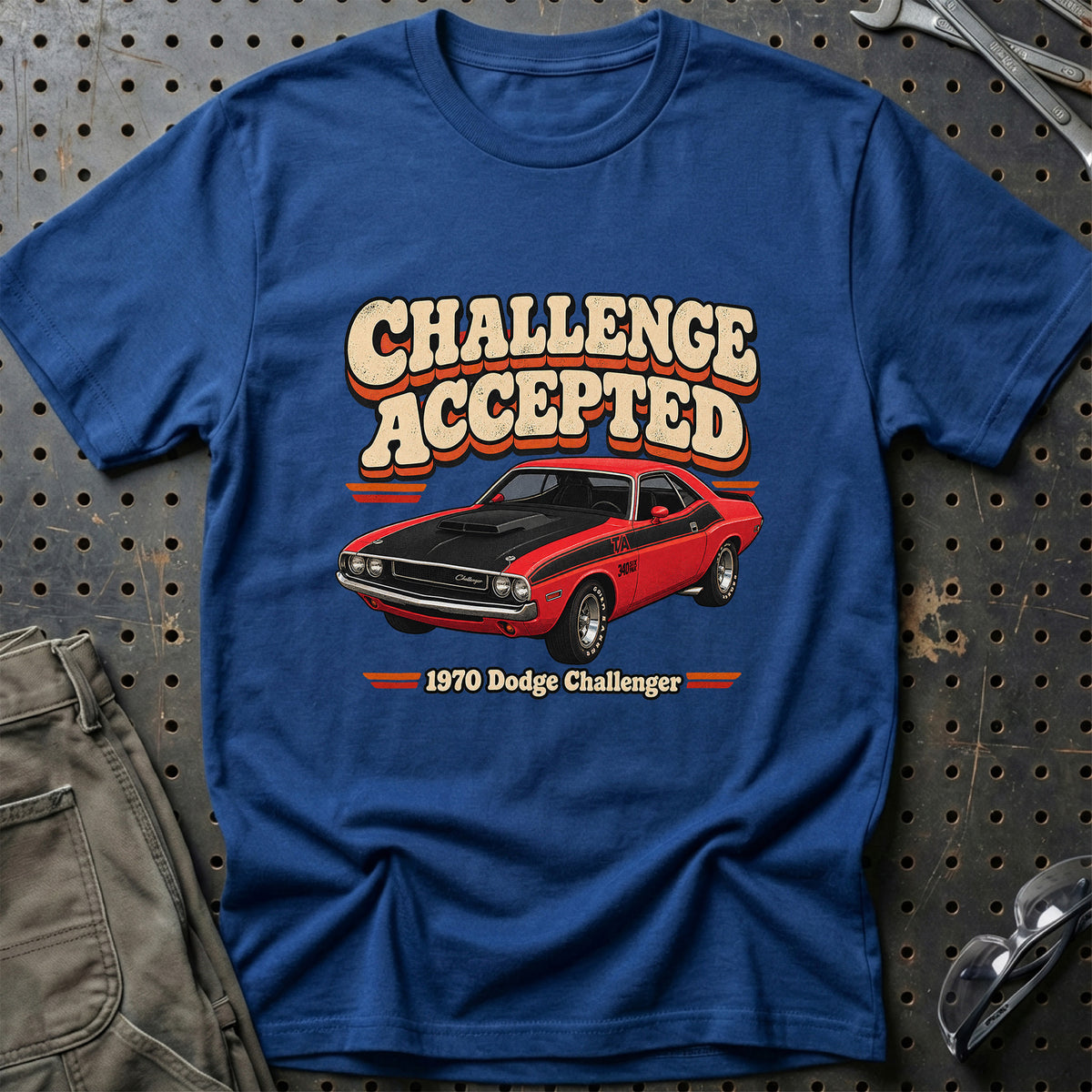 
Dodge Challenger 1970 – Challenge Accepted T-Shirt – Blå Royal