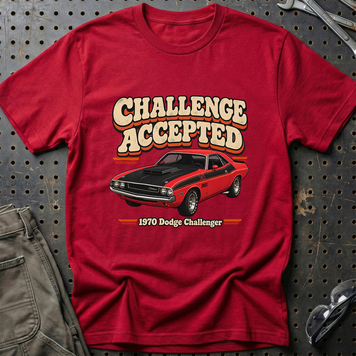 
Dodge Challenger 1970 – Challenge Accepted T-Shirt – Rød