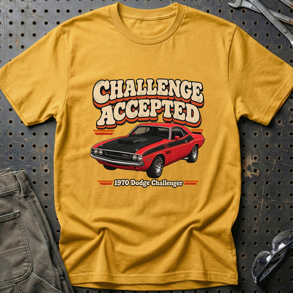
Dodge Challenger 1970 – Challenge Accepted T-Shirt – Guld