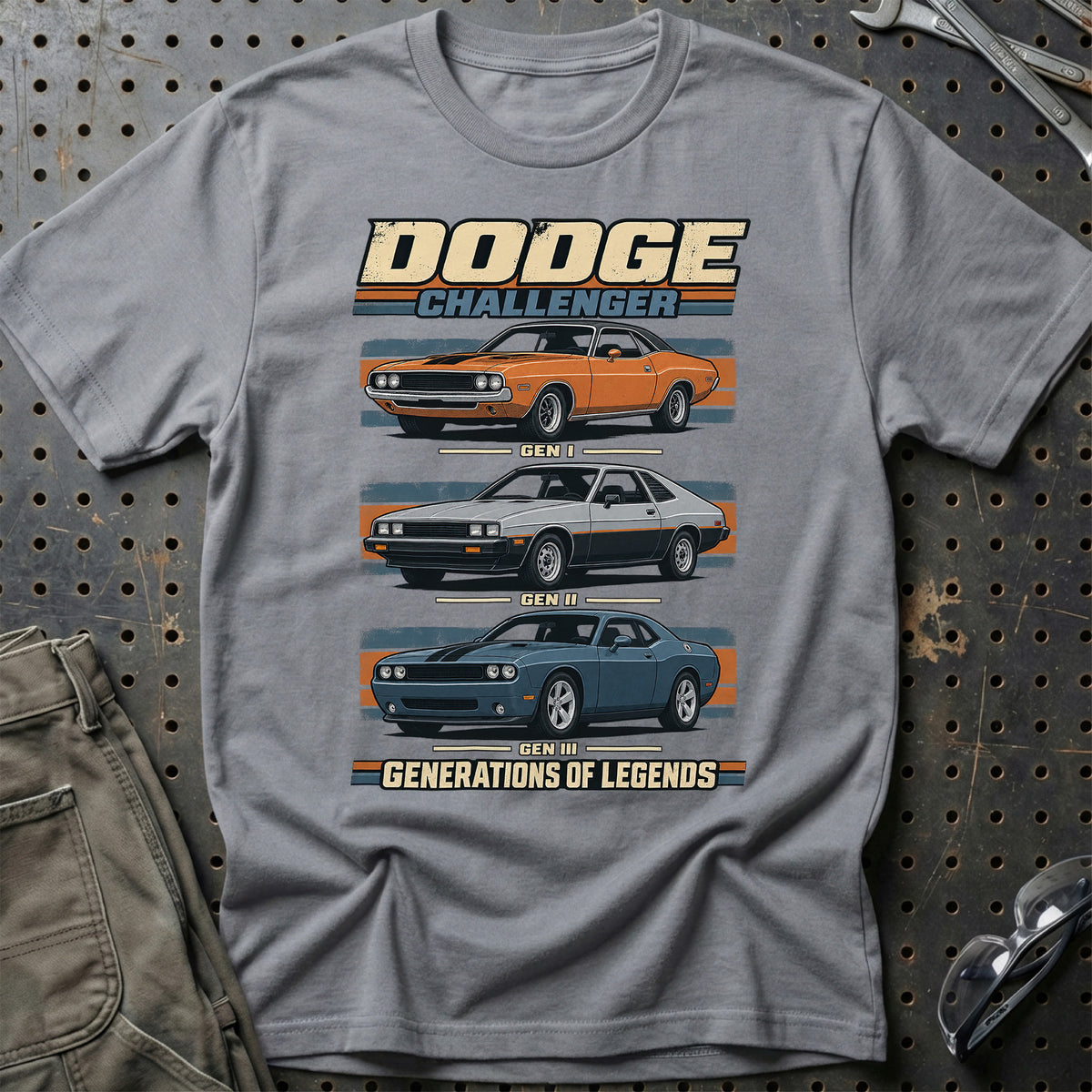 
Dodge Challenger – Generations of Legends T-Shirt – Grå Sport