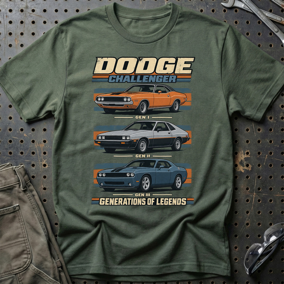 
Dodge Challenger – Generations of Legends T-Shirt – Grøn Militær