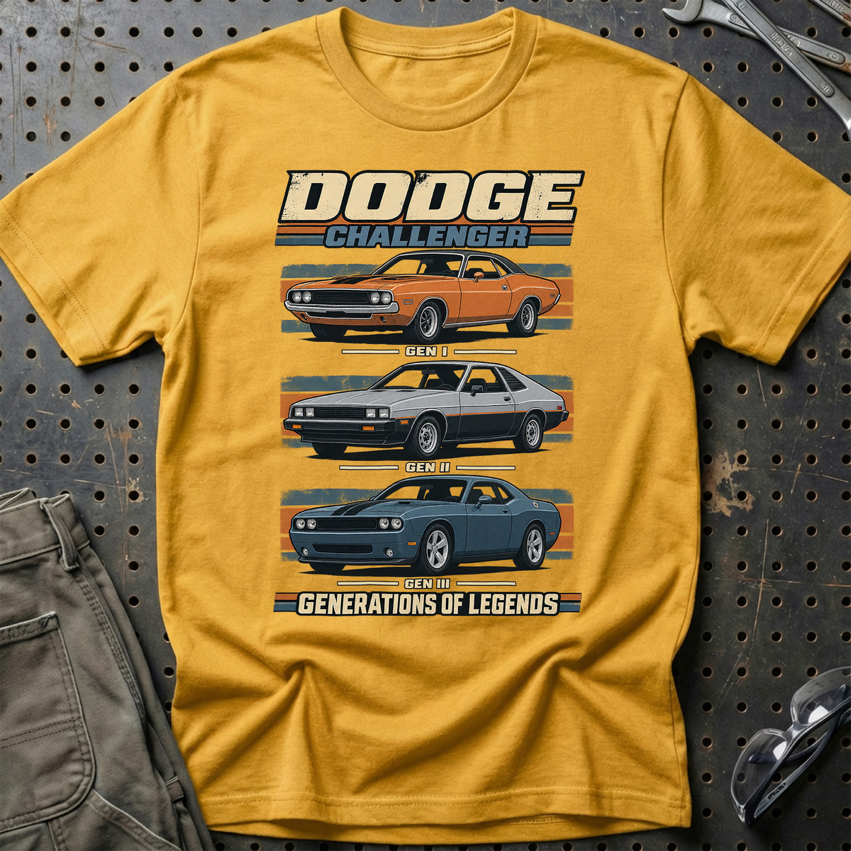 
Dodge Challenger – Generations of Legends T-Shirt – Guld