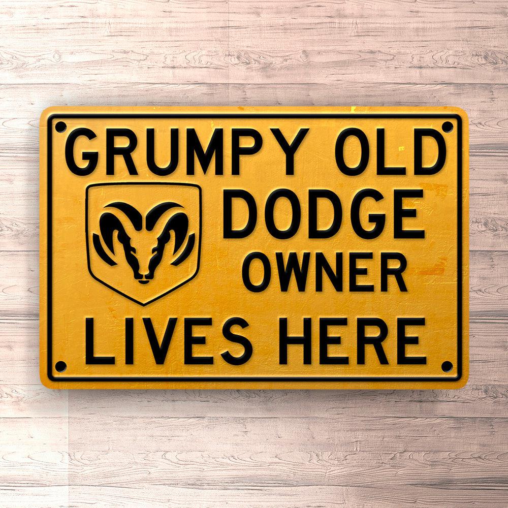 Dodge Grumpy Old Dodge Owner Lives Here Skilte, Musemåtte, Dørmåtte , Plakat-Skilte-Dodge-Garage Culture Shop- garage - man cave - merchandise