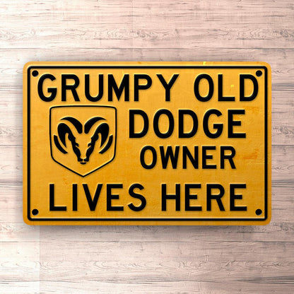 Dodge Grumpy Old Dodge Owner Lives Here Skilte, Musemåtte, Dørmåtte , Plakat-Skilte-Dodge-Garage Culture Shop- garage - man cave - merchandise