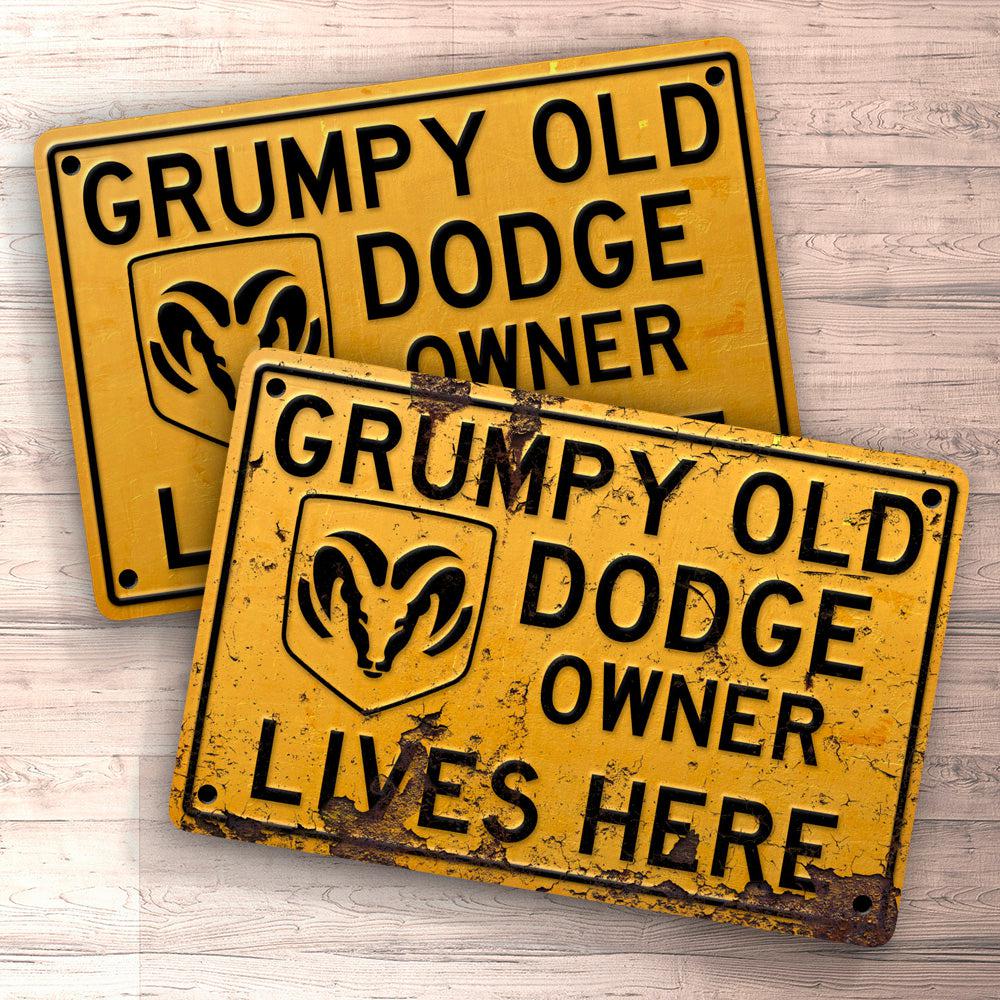 Dodge Grumpy Old Dodge Owner Lives Here Skilte, Musemåtte, Dørmåtte , Plakat-Skilte-Dodge-Garage Culture Shop- garage - man cave - merchandise