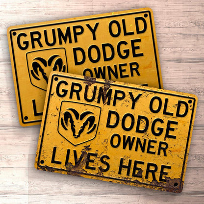 Dodge Grumpy Old Dodge Owner Lives Here Skilte, Musemåtte, Dørmåtte , Plakat-Skilte-Dodge-Garage Culture Shop- garage - man cave - merchandise