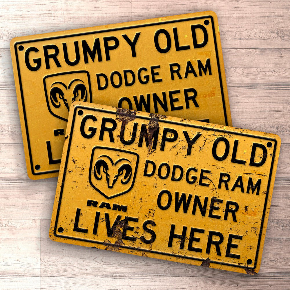 Dodge Ram Grumpy Old Dodge Ram Owner Lives Here Skilte, Musemåtte, Dørmåtte-Skilte-Dodge-Garage Culture Shop- garage - man cave - merchandise