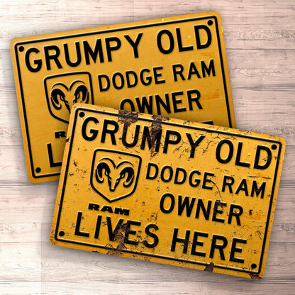Dodge Ram Grumpy Old Dodge Ram Owner Lives Here Skilte, Musemåtte, Dørmåtte , Plakat-Skilte-Dodge-Garage Culture Shop- garage - man cave - merchandise