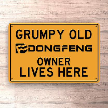 Dong Feng Grumpy Old Dong Feng Owner Lives Here Skilte, Musemåtte, Dørmåtte , Plakat-Skilte-Dong Feng-Garage Culture Shop- garage - man cave - merchandise