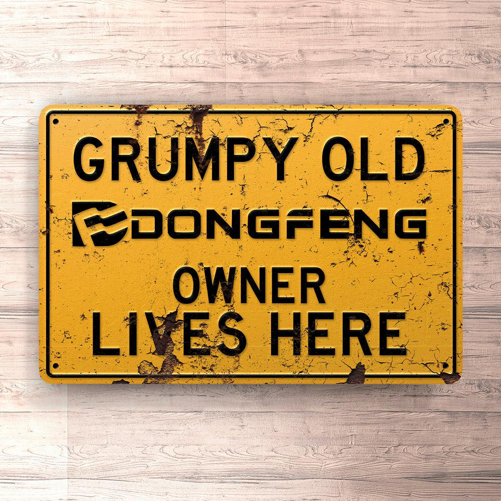 Dong Feng Grumpy Old Dong Feng Owner Lives Here Skilte, Musemåtte, Dørmåtte , Plakat-Skilte-Dong Feng-Garage Culture Shop- garage - man cave - merchandise