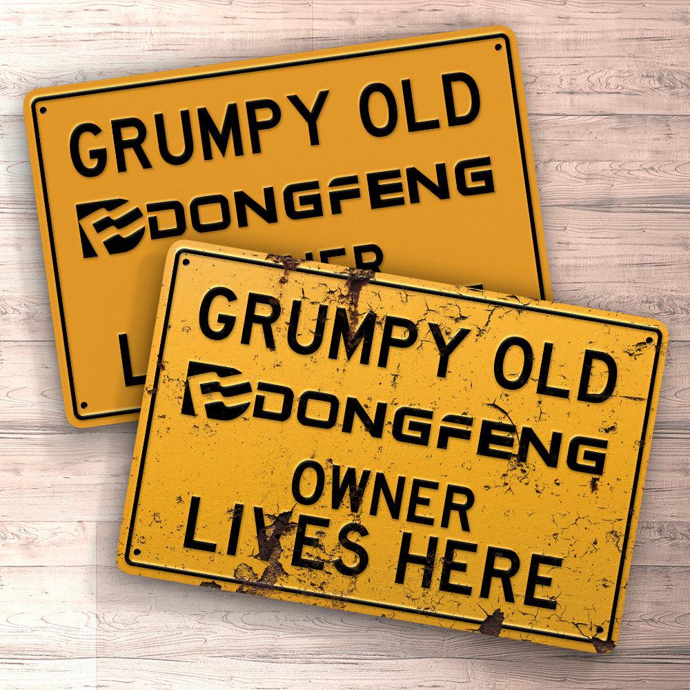 Dong Feng Grumpy Old Dong Feng Owner Lives Here Skilte, Musemåtte, Dørmåtte , Plakat-Skilte-Dong Feng-Garage Culture Shop- garage - man cave - merchandise