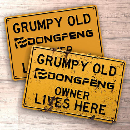 Dong Feng Grumpy Old Dong Feng Owner Lives Here Skilte, Musemåtte, Dørmåtte , Plakat-Skilte-Dong Feng-Garage Culture Shop- garage - man cave - merchandise