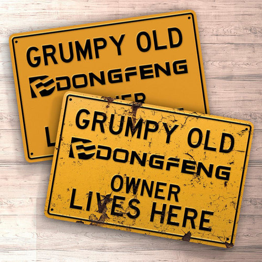 Dong Feng Grumpy Old Dong Feng Owner Lives Here Skilte, Musemåtte, Dørmåtte , Plakat-Skilte-Dong Feng-Garage Culture Shop- garage - man cave - merchandise