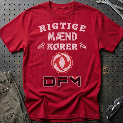 Dong Feng Rigtige Mænd Kører - Unisex T-Shirt , Bomuld-Beklædning-Dong Feng-Rød-S-Garage Culture Shop- garage - man cave - merchandise