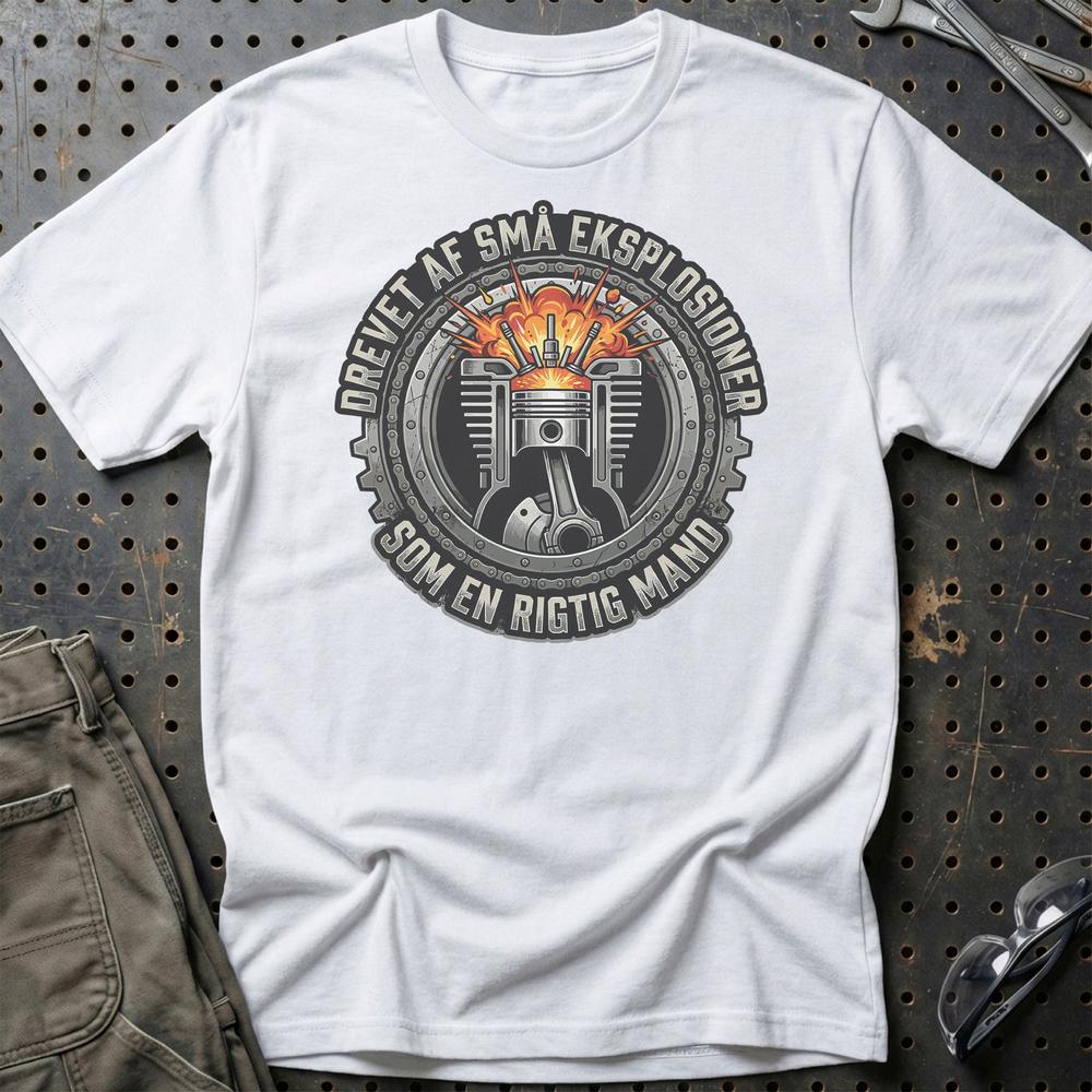 Drevet Af Små Eksplosioner Som En Rigtig Mand T-Shirt-Beklædning-Garage Culture-Hvid-S-Garage Culture Shop- garage - man cave - merchandise