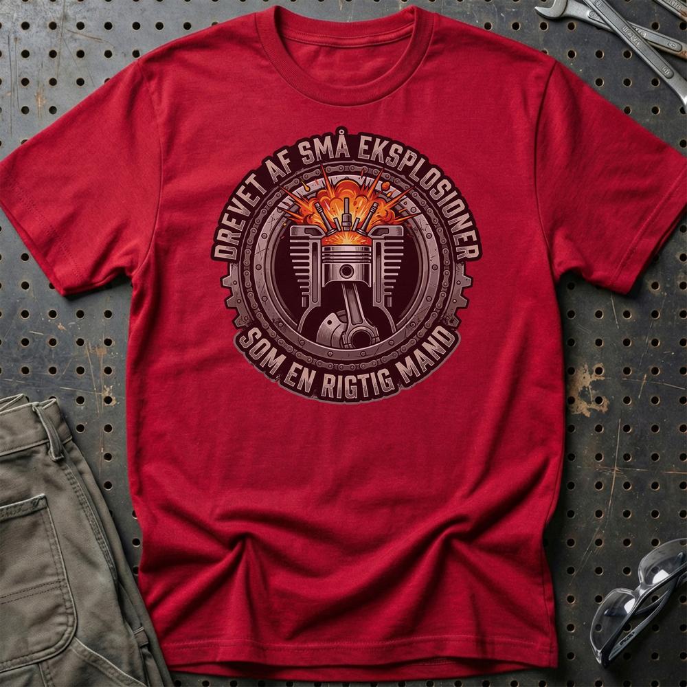 Drevet Af Små Eksplosioner Som En Rigtig Mand T-Shirt-Beklædning-Garage Culture-Rød-S-Garage Culture Shop- garage - man cave - merchandise