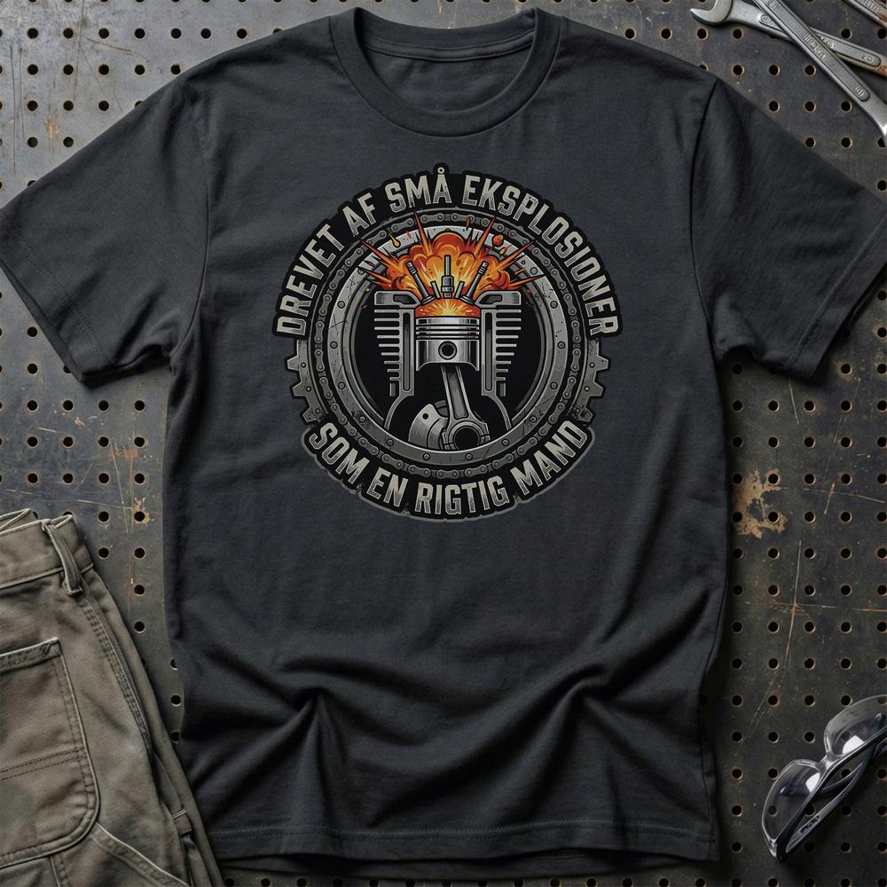 Drevet Af Små Eksplosioner Som En Rigtig Mand T-Shirt-Beklædning-Garage Culture-Sort-S-Garage Culture Shop- garage - man cave - merchandise