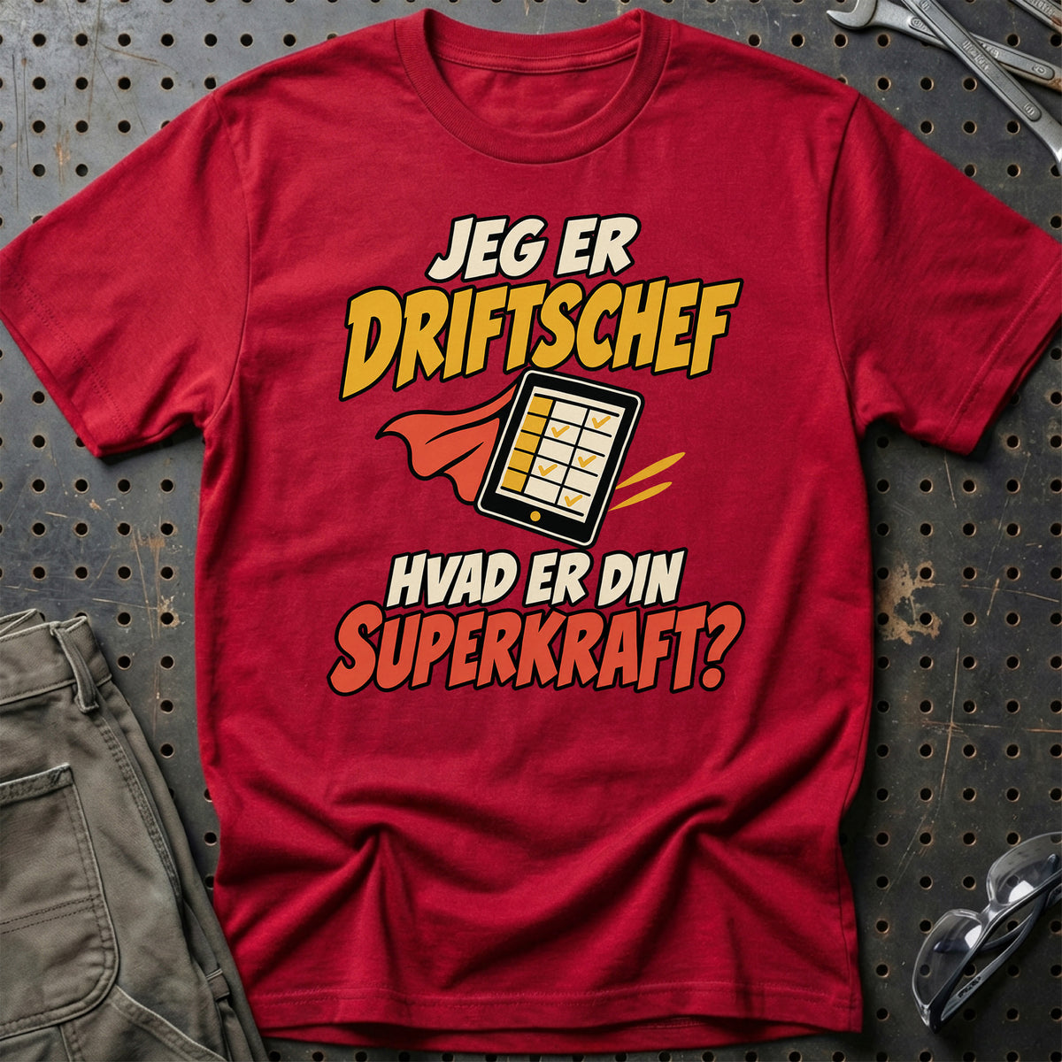 
Driftschef – Hvad er din superkraft? – Unisex T-Shirt – Rød