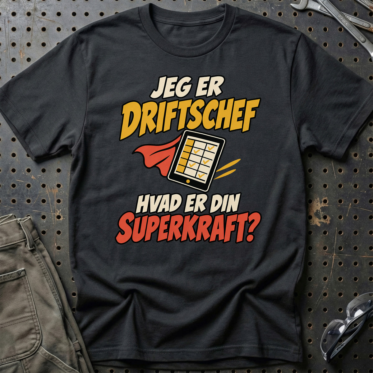 
Driftschef – Hvad er din superkraft? – Unisex T-Shirt – Sort